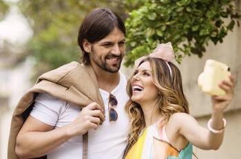 Eugenia Lemos le dedicó un romántico saludo cumpleañero a su pololo junto a postales muy aventureras