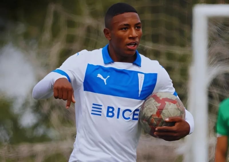 Firmó su primer contrato profesional con la UC a fines del año pasado. Foto: @lacanteracruzada.