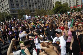 Revelan que supermercados Jumbo rechazó vender libro sobre LasTesis