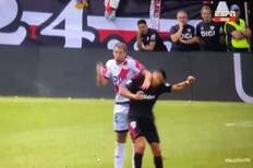 VIDEO | El brutal codazo que sufrió Alexis Sánchez en el partido entre Rayo Vallecano y Sevilla