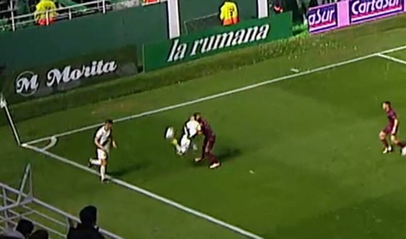 realizando una espectacular maniobra en Banfield.