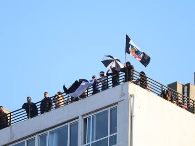 Hinchas de Colo Colo se las ingeniaron: alentaron desde la azotea en el clásico ante la UC
