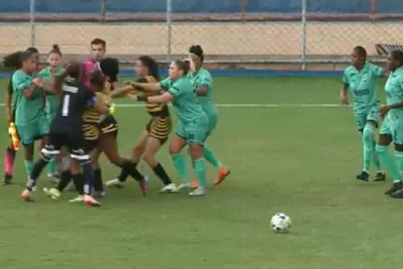 Una lujosa acción de la chilena Laura de la Torre desató una pelea en Brasil.