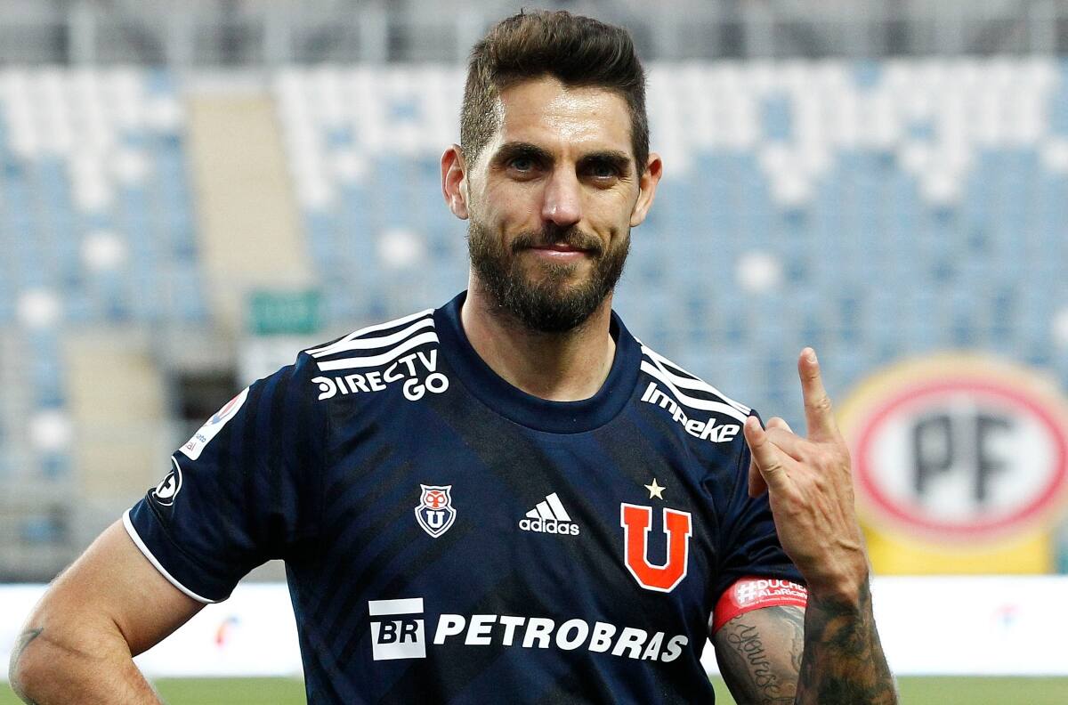 VIDEO | "Impresionante": La emoción de Joaquín Larrivey tras recibir regalo de los hinchas de la U en su cumpleaños