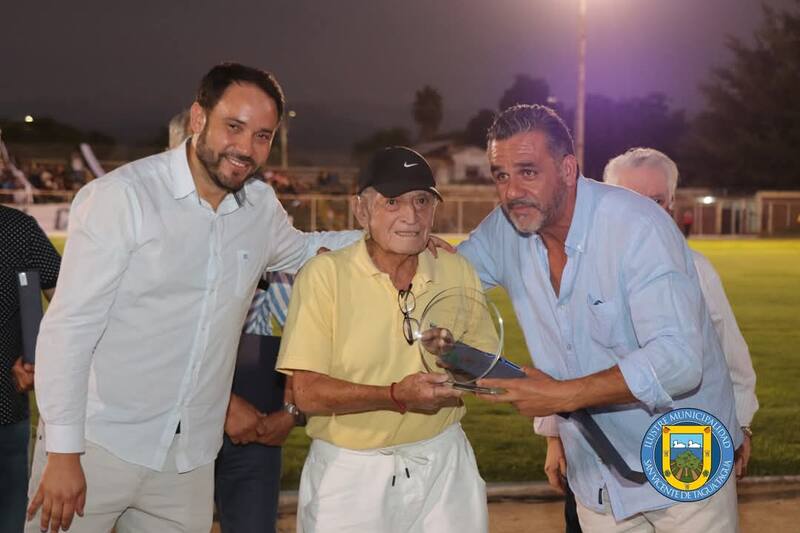 Juan Candonga Carreño fue su amigo y le brindó un homenaje en vida a Clavito. Fue hace un mes y medio en San Vicente de Tagua-Tagua.