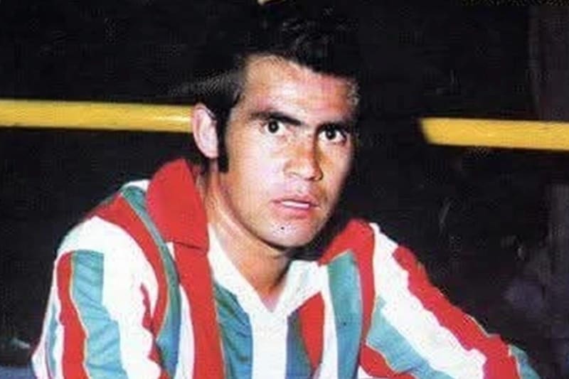 La camiseta de Palestino fue la única que el defensor utilizó en su etapa como futbolista profesional. Foto: Revista Estadio.