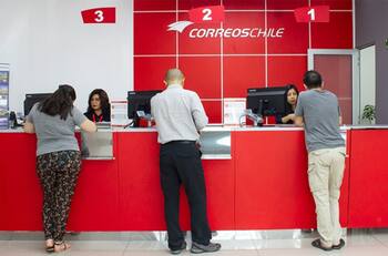 La severa crisis económica que tiene en jaque a Correos de Chile