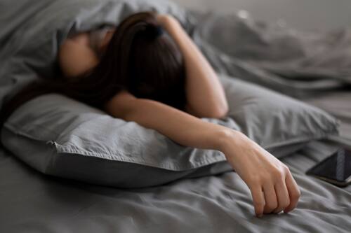 Harvard advierte por esta mala costumbre que puede generar insomnio en adultos