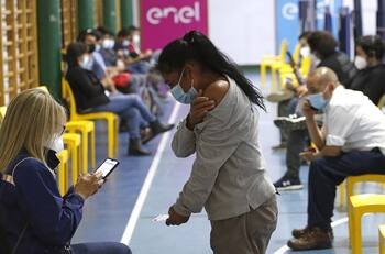 The Guardian y alza de contagios en Chile: "Revela los peligros de la arrogancia de las vacunas"