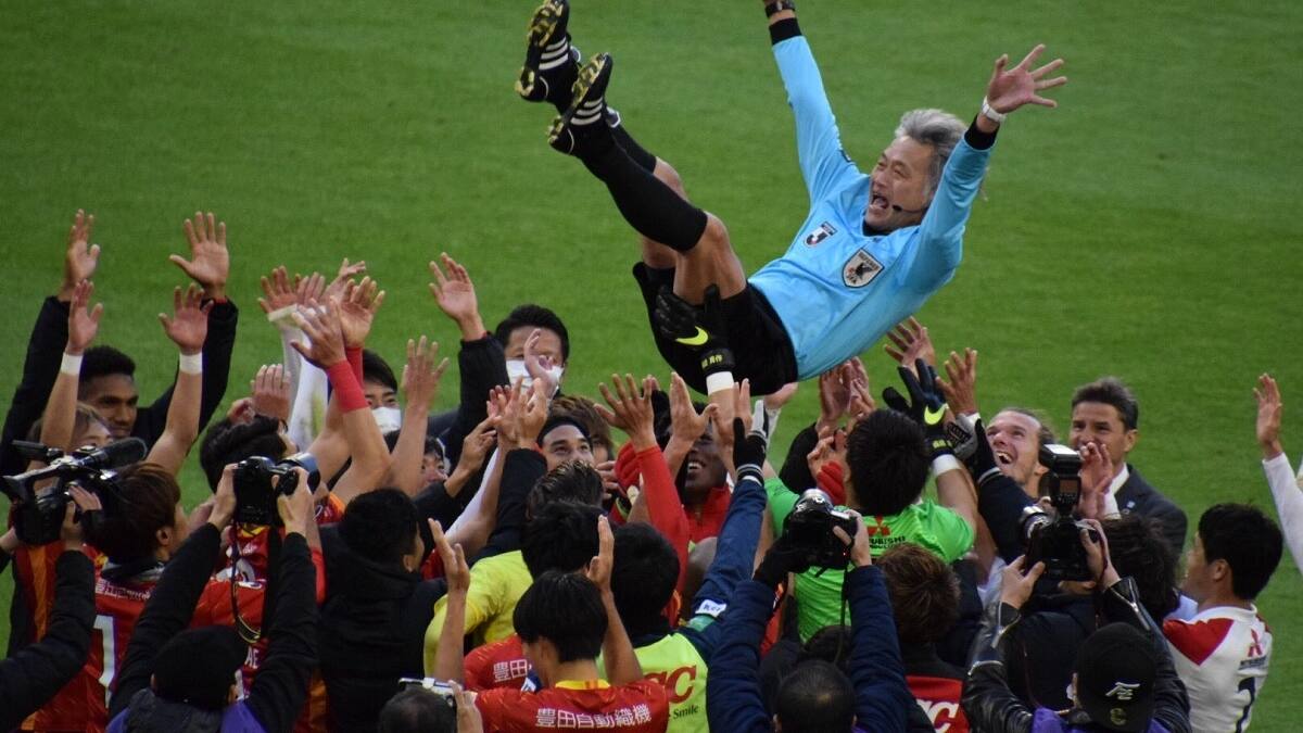 VIDEO| Japón es otra cosa: jugador se dejó amonestar como homenaje a árbitro que se retiró del fútbol