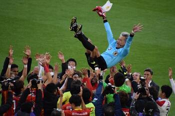 VIDEO| Japón es otra cosa: jugador se dejó amonestar como homenaje a árbitro que se retiró del fútbol