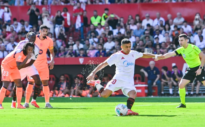 Maravilla marcó de penal el gol que abrió la goleada del Sevilla 4-1 sobre Barcelona. Foto: Agencia EFE.