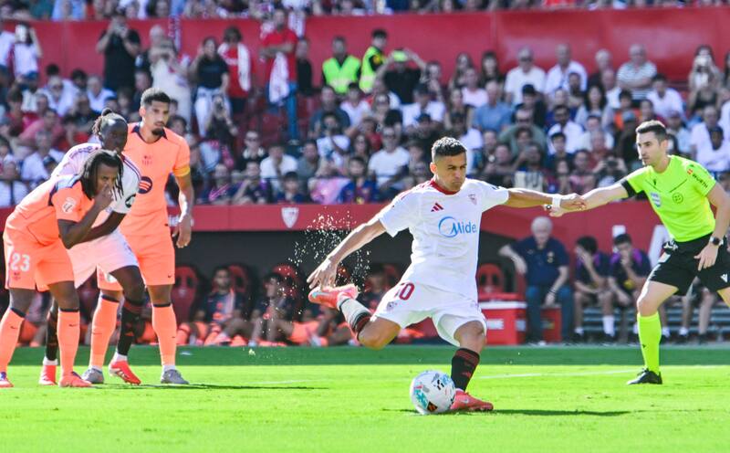 Maravilla marcó de penal el gol que abrió la goleada del Sevilla 4-1 sobre Barcelona. Foto: Agencia EFE.