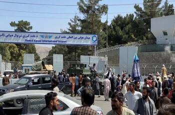 VIDEOS | Afganistán: Personas tratan de agarrarse a aviones en marcha para escapar del país