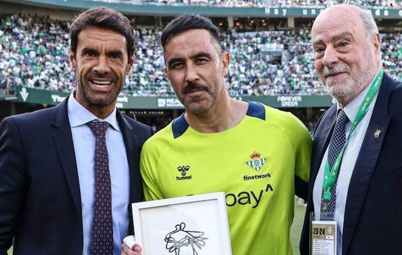 fue homenajeado por directivos de la Real Sociedad, lo que generó mucha molestia.