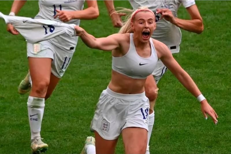 La delantera del Arsenal, en un momento de gloria, cuando le marcó el gol del título a Alemania, en la Eurocopa 2022. Foto: EFE.
