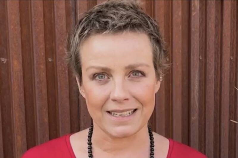 relata el accidente doméstico que la dejó con fractura de peroné