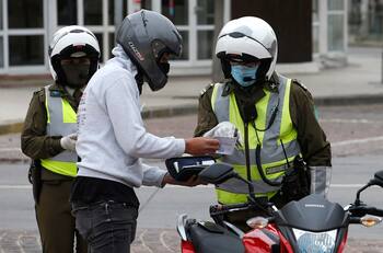 Trabajadores esenciales de comunas en cuarentena deberán portar su contrato para circular