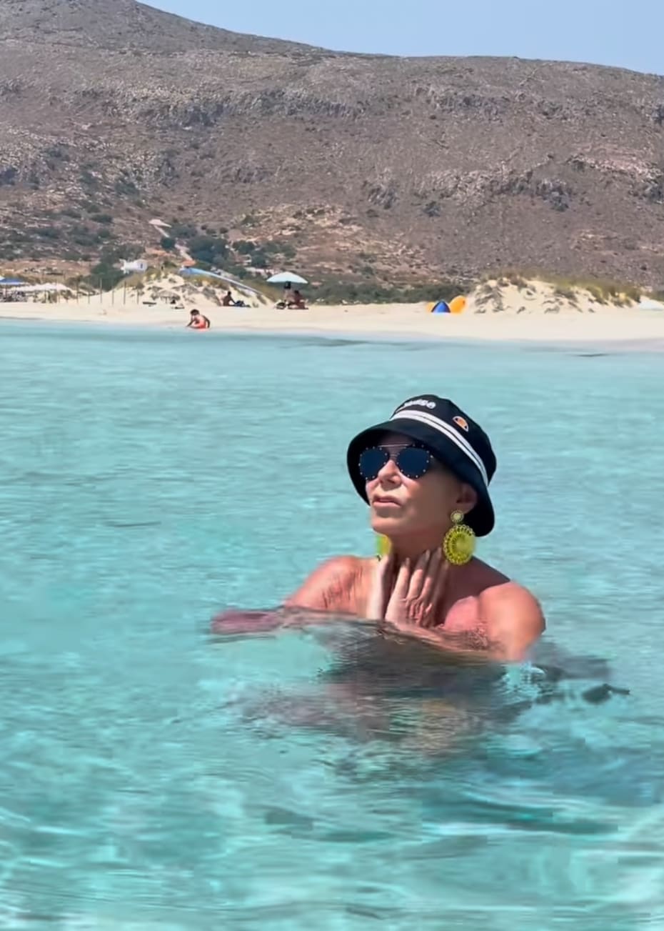Raquel Argandoña disfrutando del mar en Grecia. Foto: Instagram.