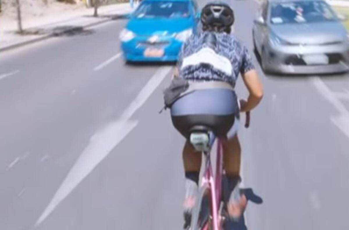 VIDEO | Ciclista imprudente: Hombre transitando en contra del tráfico a gran velocidad