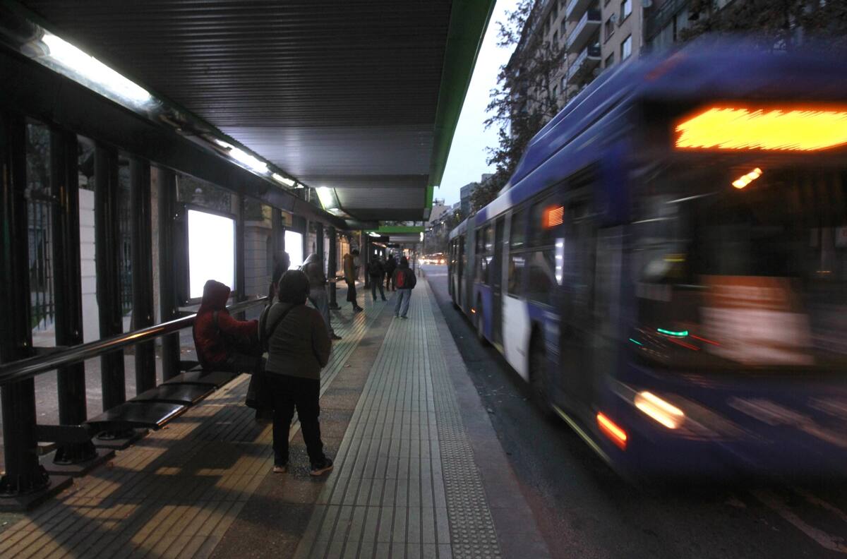 Los nuevos horarios del transporte público nocturno en la Región Metropolitana tras fin del toque de queda