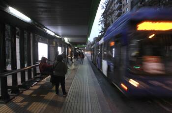 Los nuevos horarios del transporte público nocturno en la Región Metropolitana tras fin del toque de queda