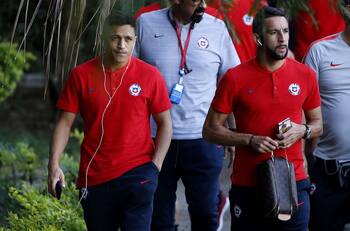 Mauricio Isla recibió afectuoso saludo de la "Generación Dorada" de La Roja en su cumpleaños
