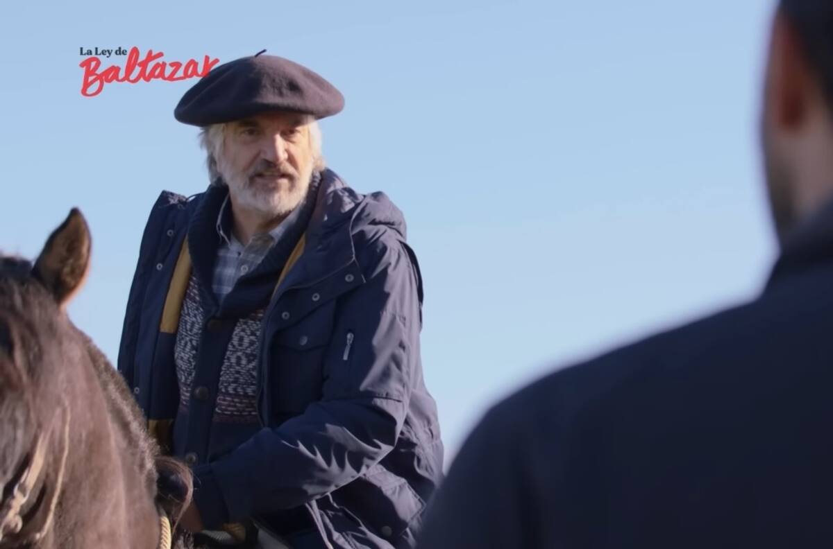 "Te subes a ese matapiojos de mierd... y te mandas a cambiar": La tensa discusión en "La Ley de Baltazar" de los personajes de Pancho Reyes y Gabriel Cañas