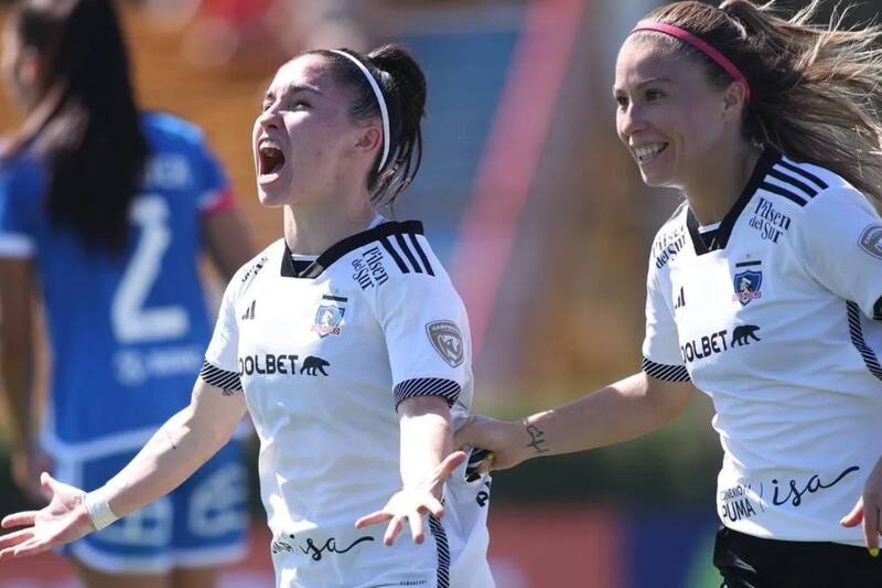 Javiera Grez y Yanara Aedo festejan el gol del triunfo en el Superclásico. Ahora, las Albas se ponen al día enfrentando a Everton. Foto: Prensa Colo Colo.