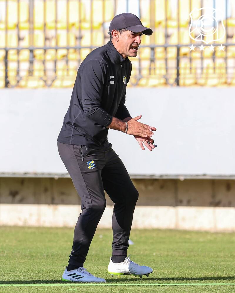 El Almirante dirige de manera interina a Everton mientras esperan por un nuevo DT. Foto: Facebook Everton de Viña del Mar.