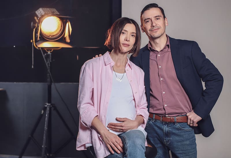 Los actores personifican a un unido matrimonio.