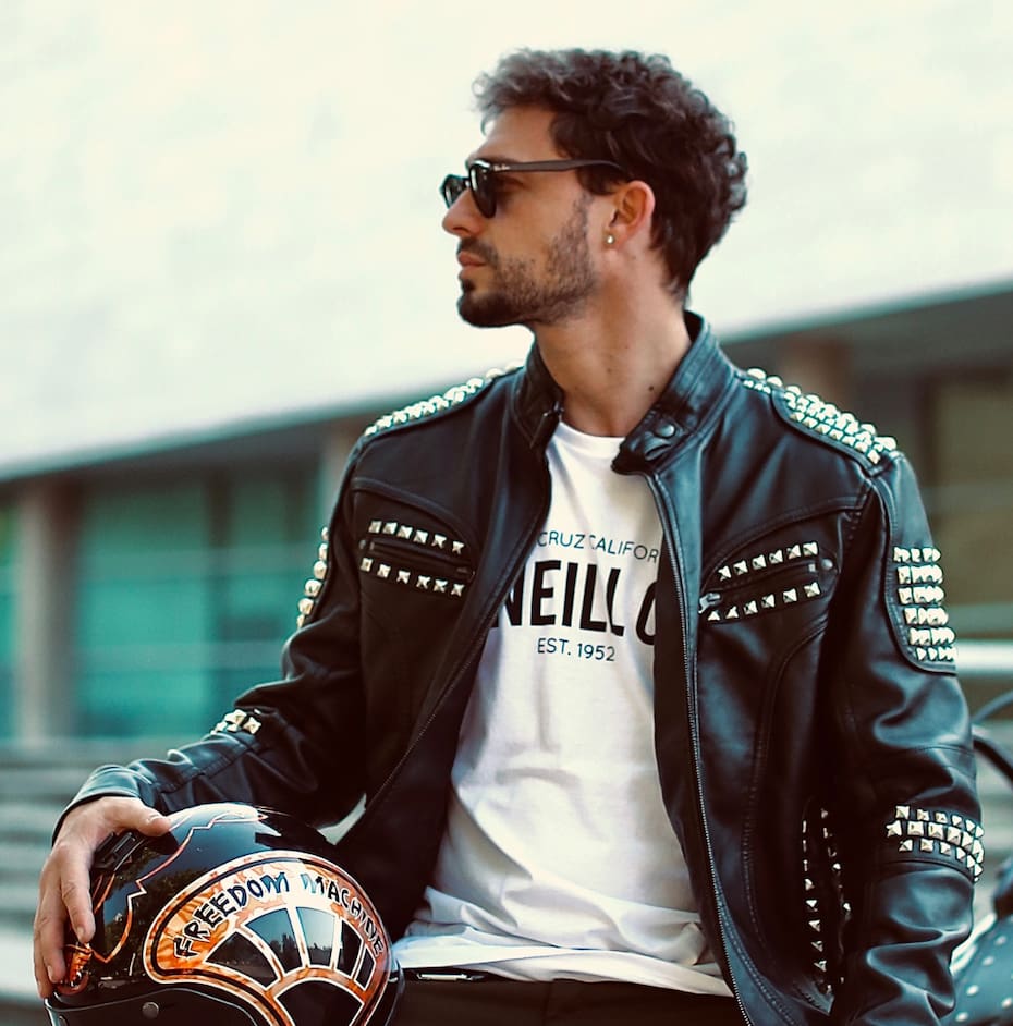 El argentino maneja una increíble moto.