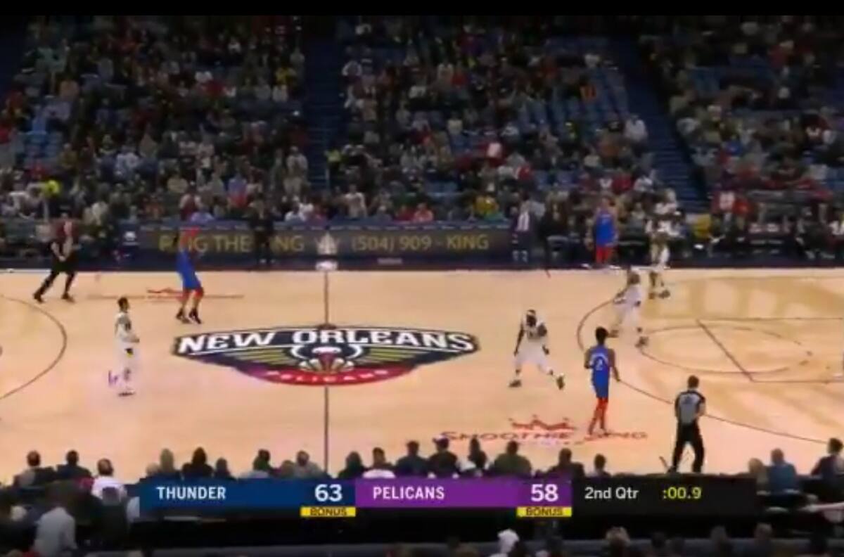 El gran triple de Steven Adam con una mano y desde mitad de cancha que sorprendió a todos en la NBA