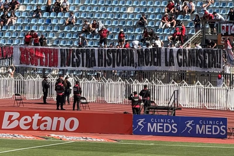 Hinchas albos recibieron a los jugadores con un mensaje exigiendo que mojen la camiseta. Foto: Cacique Pasión.