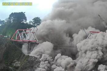 VIDEO | Impresionante erupción del volcán Semeru obliga a evacuar casi 2 mil personas en Indonesia