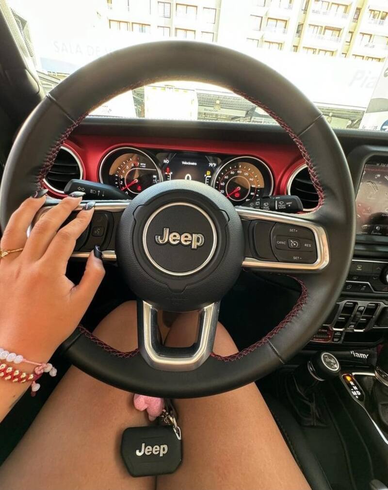 Naya Fácil quedó feliz con su Jeep. Créditos: Instagram