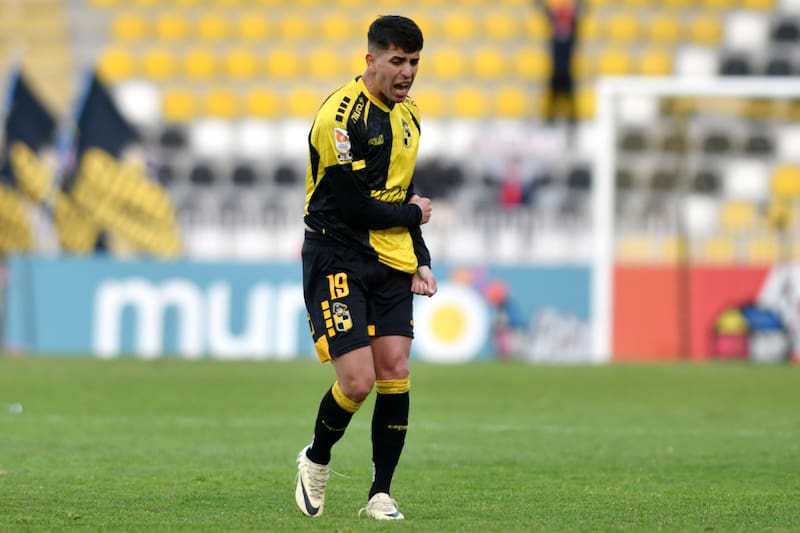 deja partir a Jason Flores. Foto: Agencia Aton.