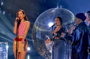 Dua Lipa le puso ritmo a la Navidad con un cover de John Lennon