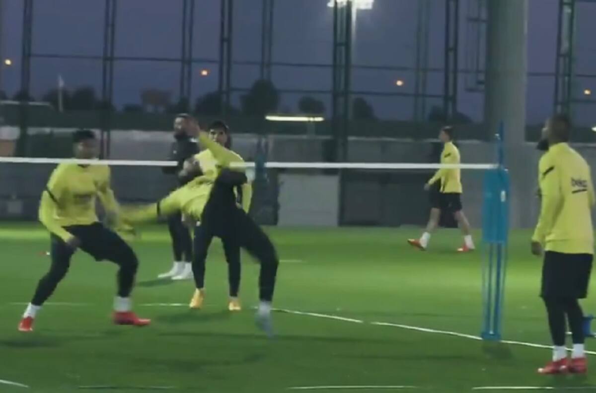 La dupla dorada: Con pase de Arturo Vidal, Messi se despachó chilena en prácticas del Barcelona