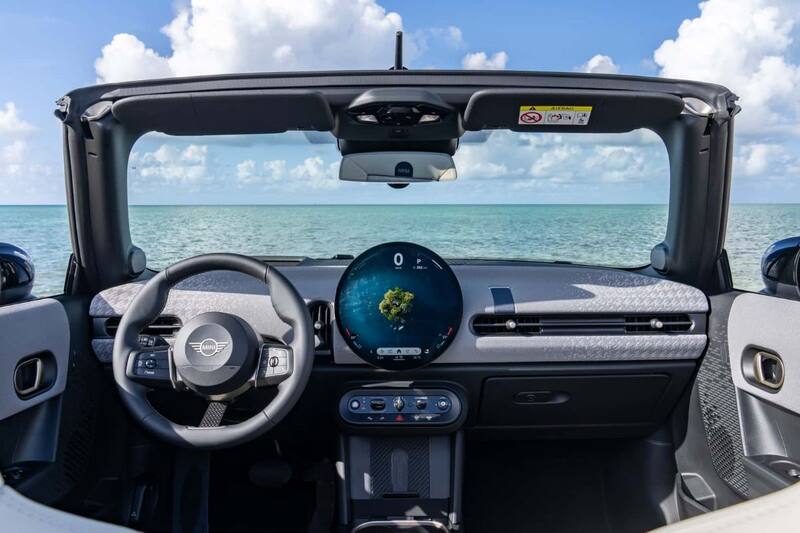 El interior del MINI Cooper Cabrio mantiene la esencia minimalista