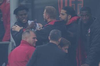 Volante marfileño del Milan casi desata su ira contra Lucas Biglia en el banco de suplentes