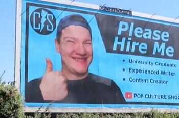 Joven cesante invierte todos sus ahorros en una valla publicitaria para encontrar trabajo tras ser rechazado 300 veces