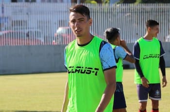 El futbolista chileno que dejó sorpresivamente el país para jugar en Europa: “Acá corren como locos”