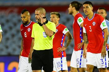 ¡Para no creerlo! Los audios de VAR en el polémico penal no sancionado a La Roja ante Uruguay