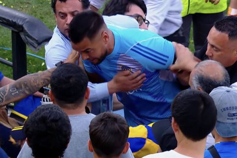 Sergio Romero, arquero de Boca Juniors, se enfrentó con los hinchas del equipo tras caer ante River Plate.