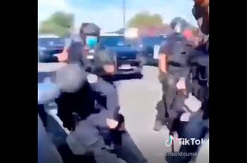 Manifestante noqueó con una cachetada a policía que lanzó su celular