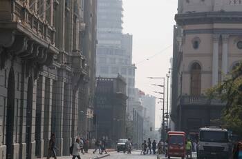 VIDEO | Nube de humo por incendios forestales cubre la Región Metropolitana