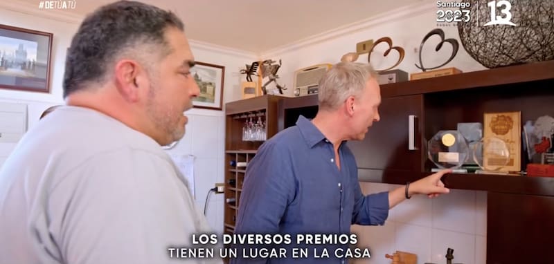 El mueble con los premios del comediante / Canal 13