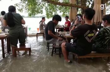 VIDEO | Con el agua hasta las pantorrillas: el restaurante inundado es furor en Tailandia