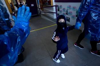 Covid-19: ISP da luz verde para suministrar vacuna Sinovac a niñas y niños mayores de 6 años